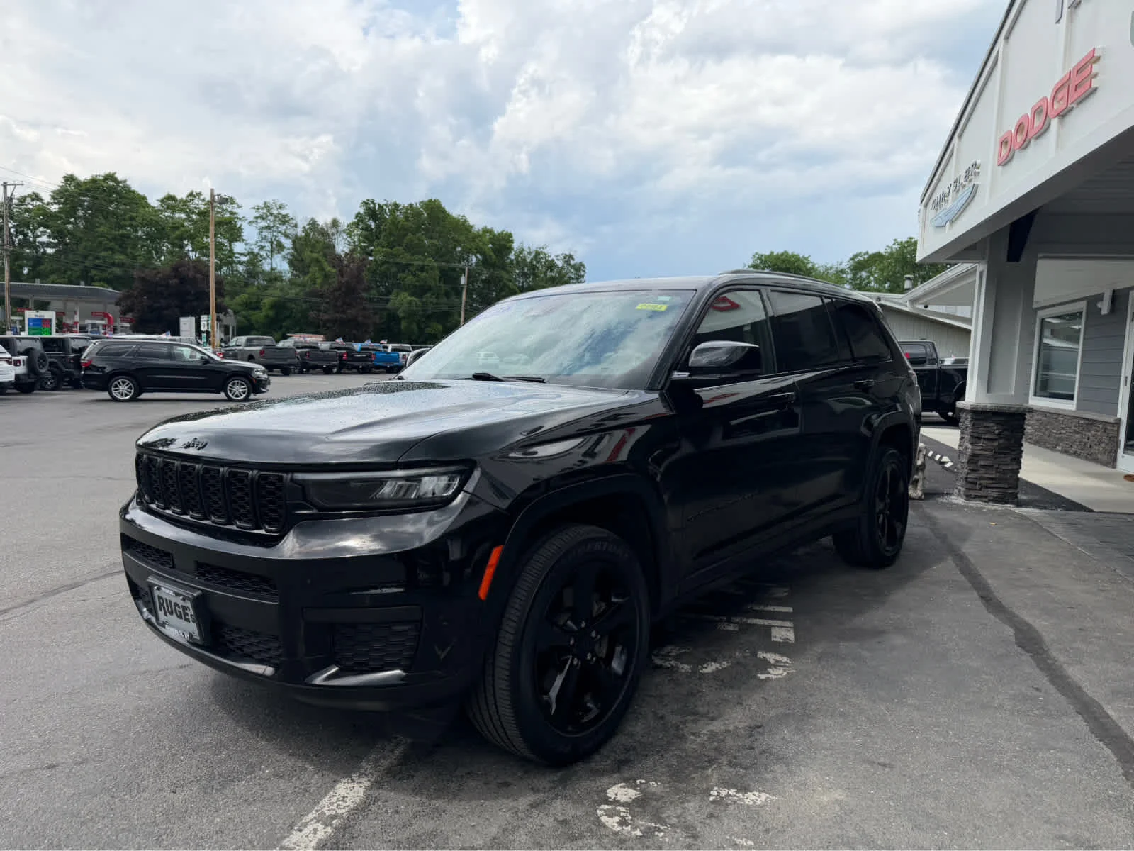 Used 2023 Diamond Black Crystal Pearlcoat Jeep Altitude image 3