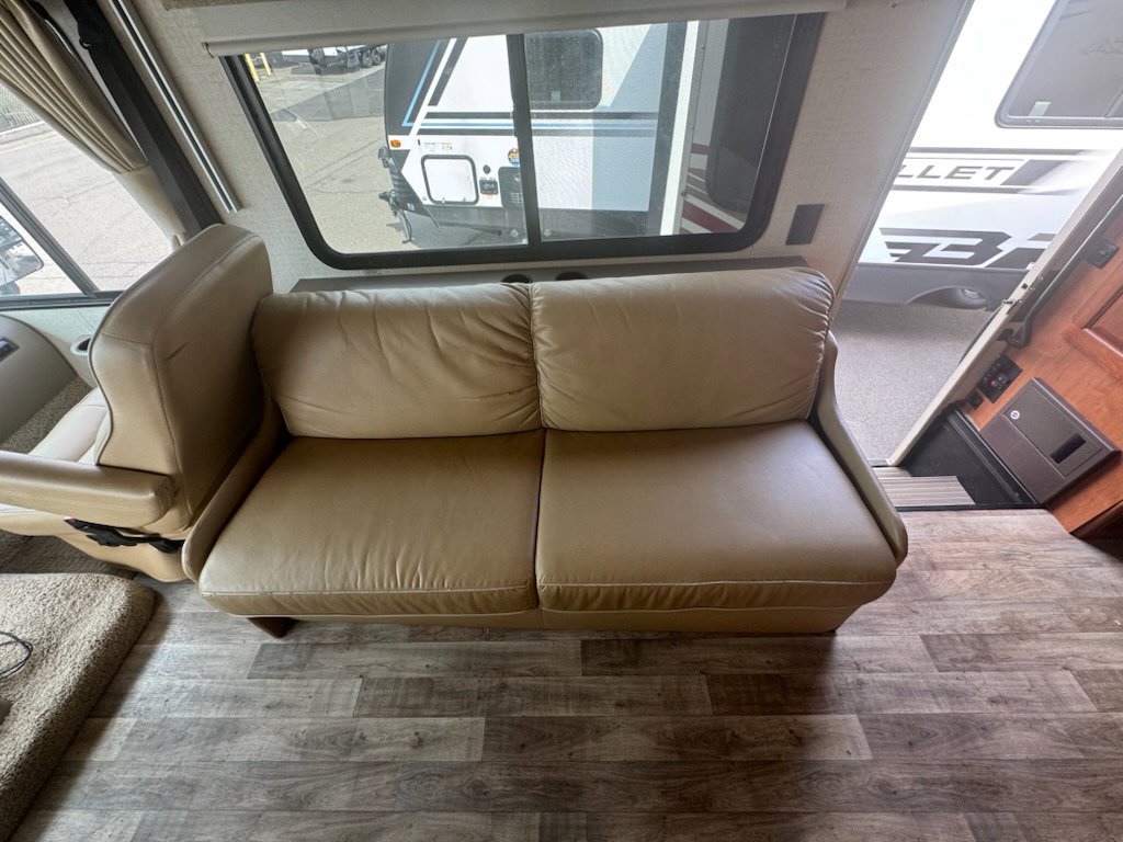 Used 2017  Winnebago 31BE image 3