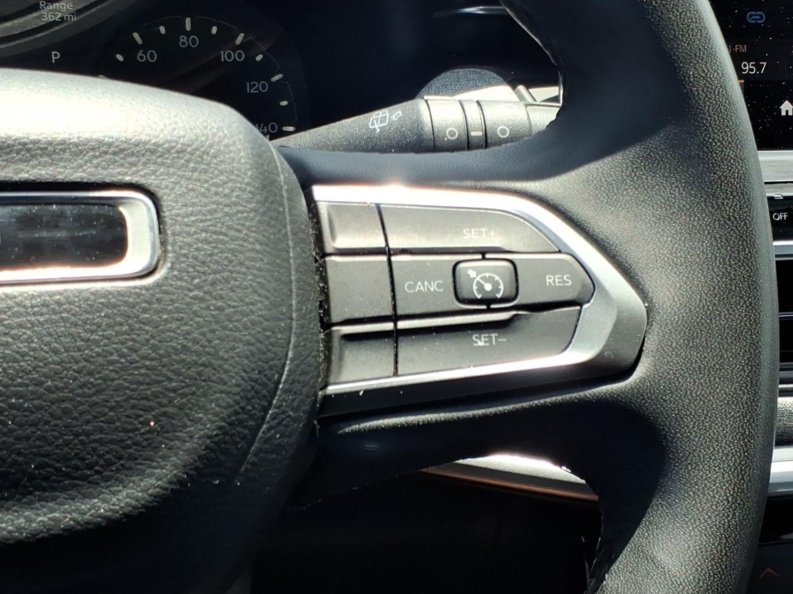 Used 2024 Diamond Black Crystal Pearlcoat Jeep Latitude image 26