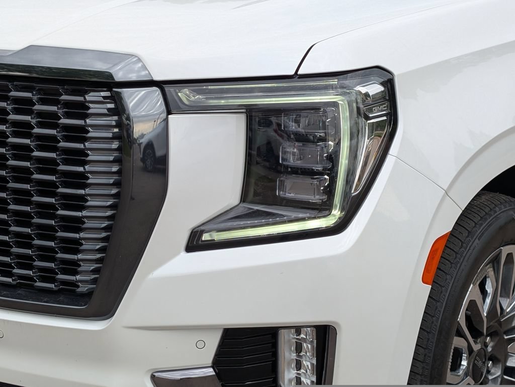 Used 2024 White Frost Tricoat GMC Denali Ultimate image 10