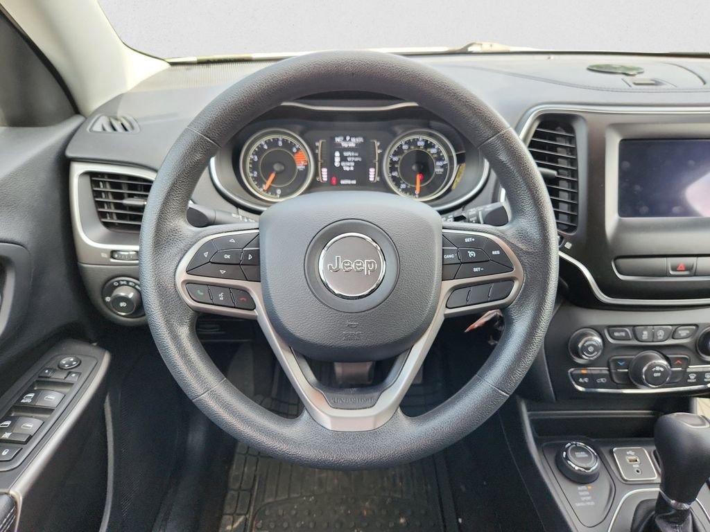 Used 2019 White Jeep Latitude image 12