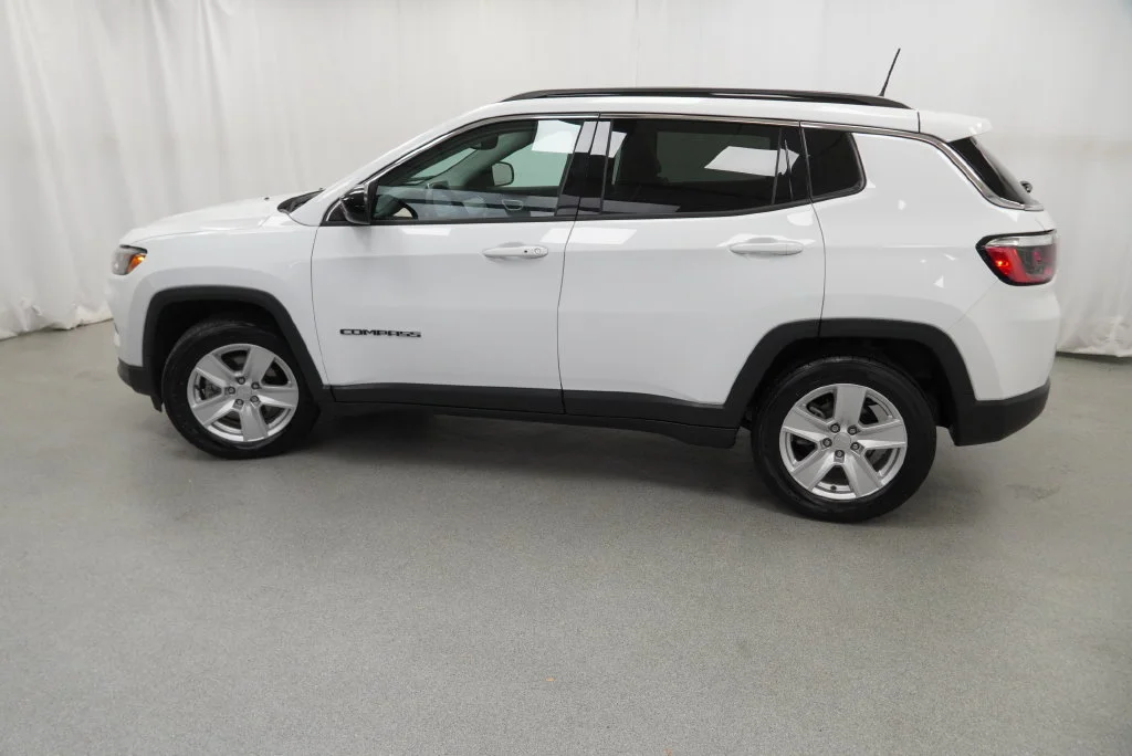 Used 2022 Bright White Clea Jeep Latitude image 6