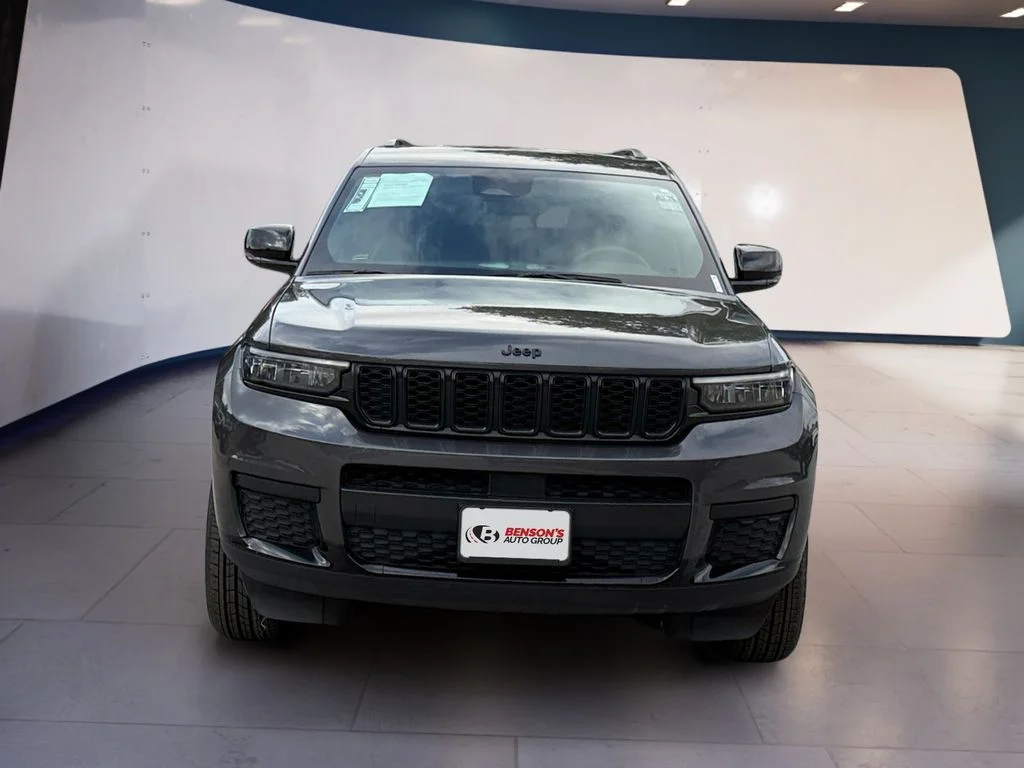 Used 2024 Gray Jeep Altitude image 8