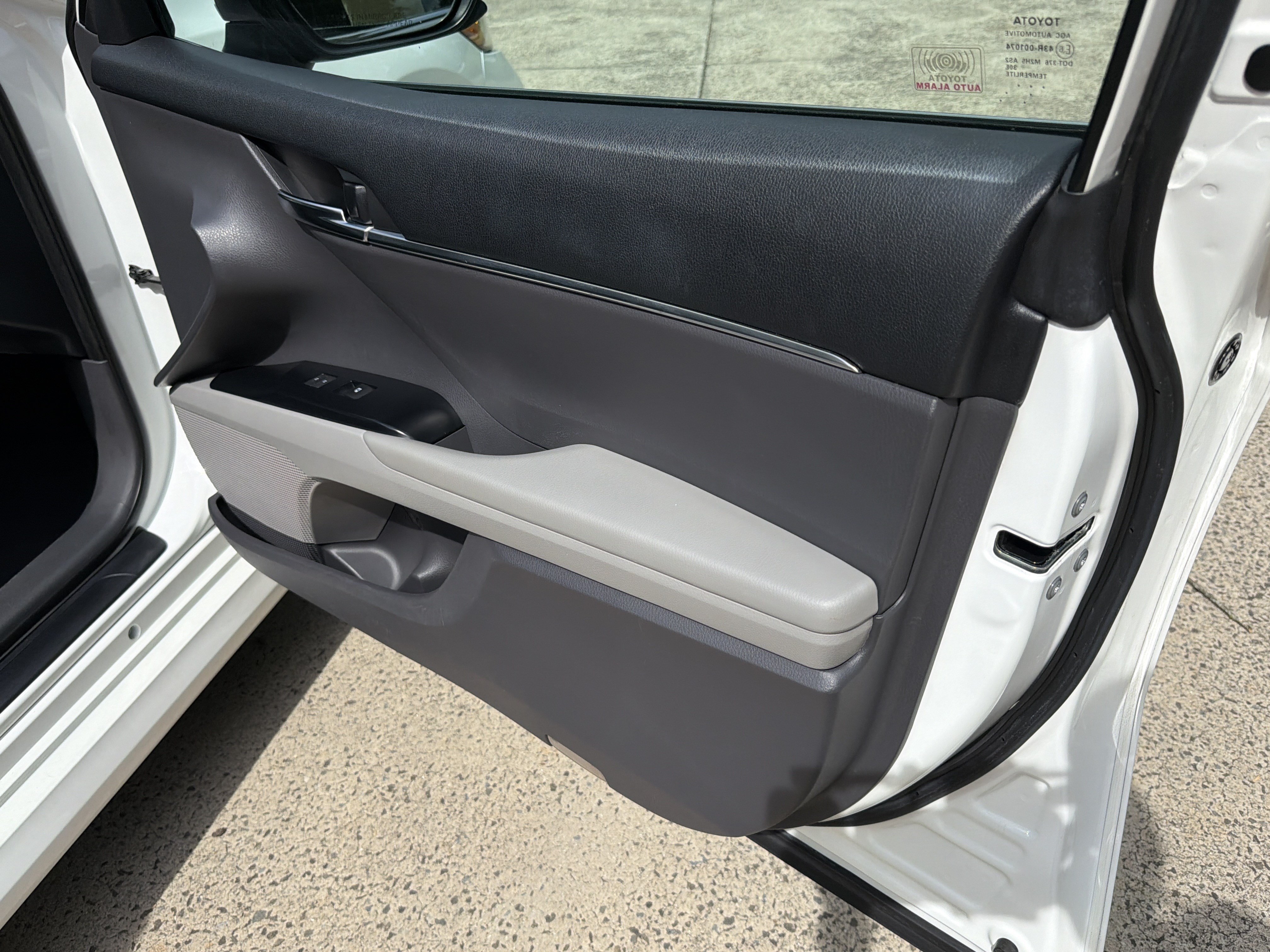 Used 2018 Super White Toyota LE image 14