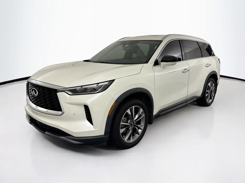 Used 2022 White INFINITI LUXE image 1