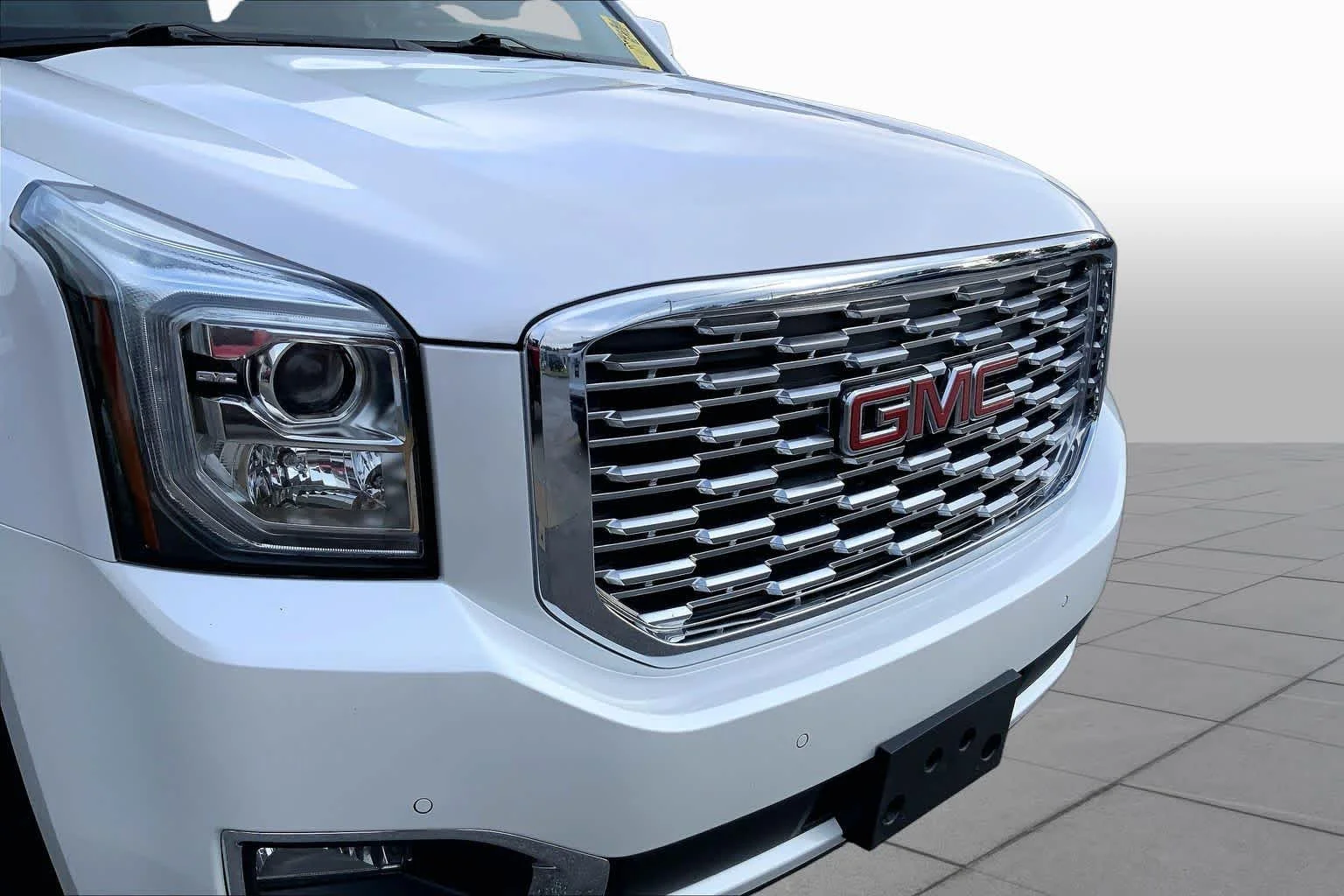 Used 2019 White Frost Tricoat GMC Denali image 27