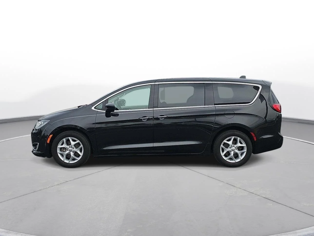 Used 2017 Brilliant Black Crystal Pearlcoat Chrysler Touring Plus image 8
