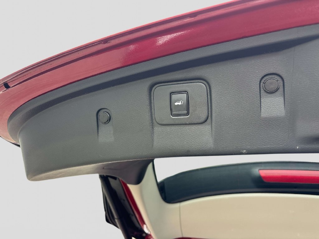 Used 2019 Red Nissan Platinum image 16