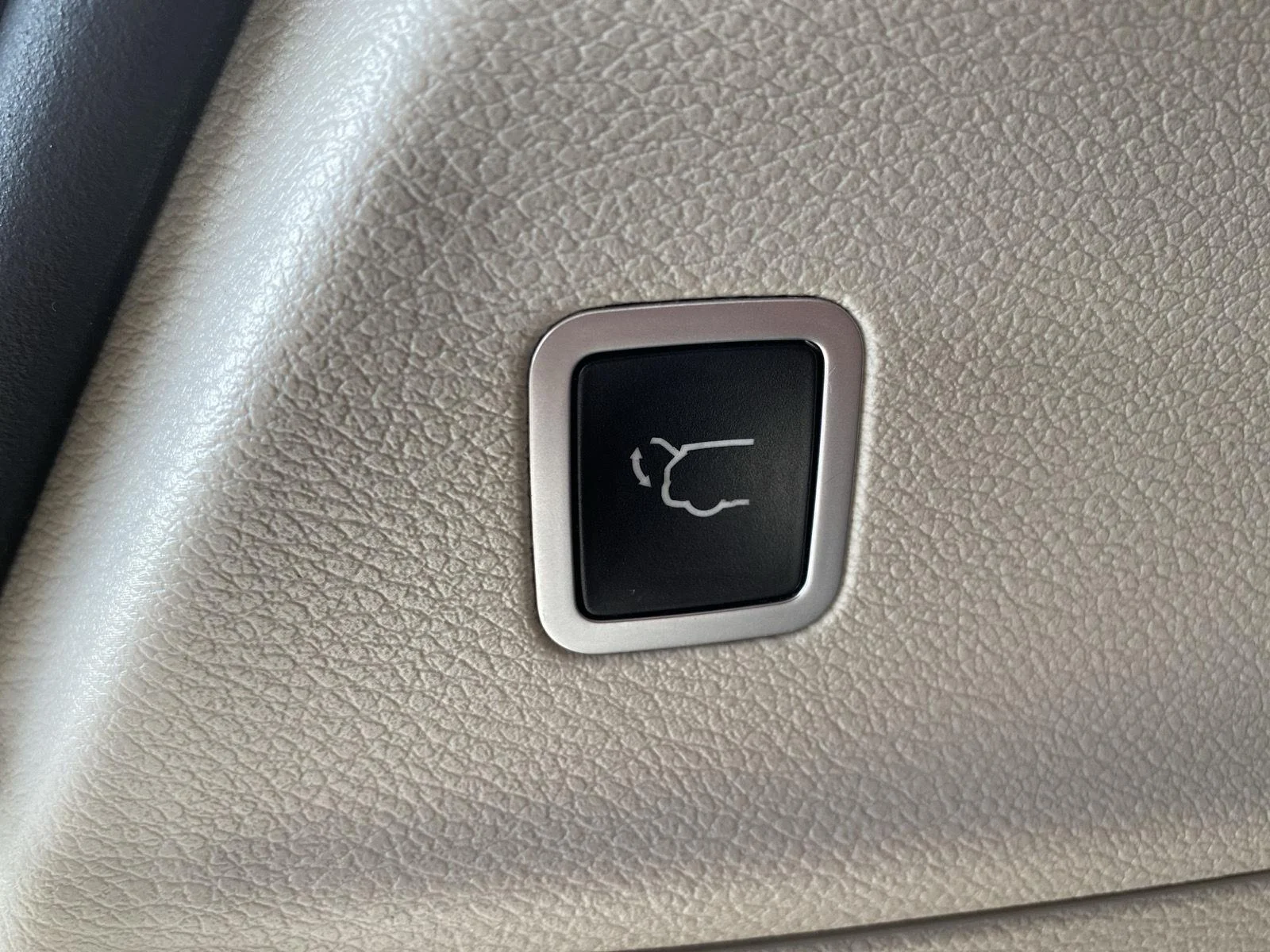 Used 2019 Bright White Clearcoat Chrysler Limited image 16