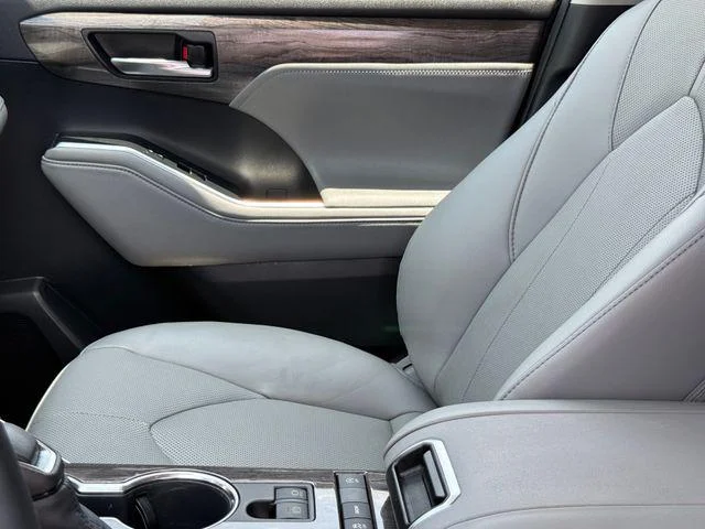 Certified Used 2020 MOON DUST Toyota Limited image 11
