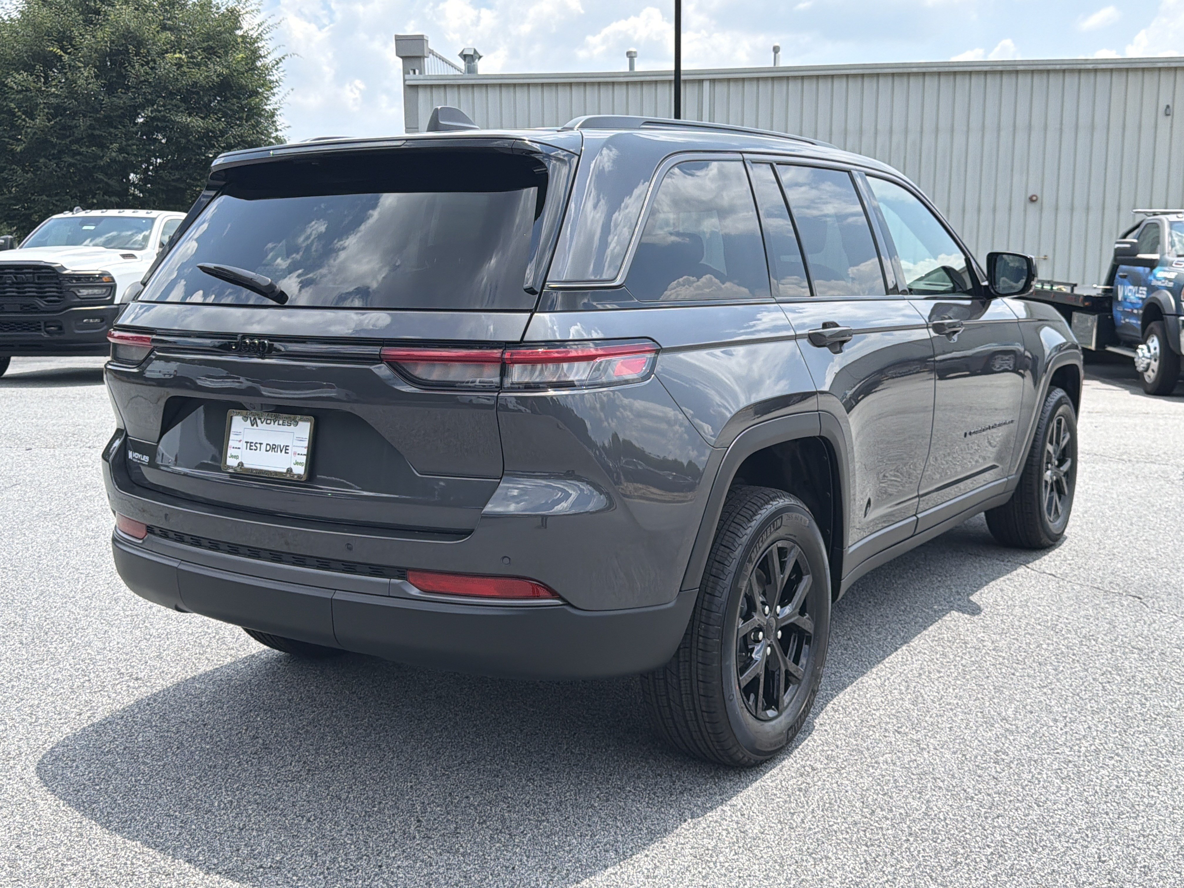 New 2026 Baltic Gray Metallic Clear-Coat Exterior Paint Jeep Altitude image 8