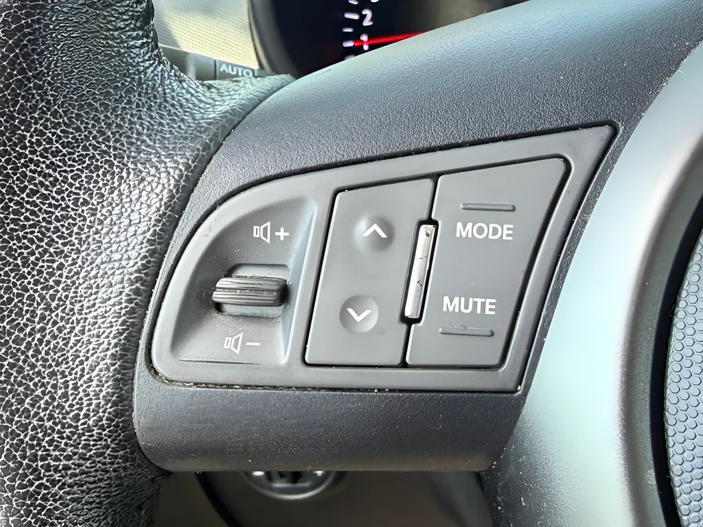 Used 2012 Clear White Kia Plus image 13
