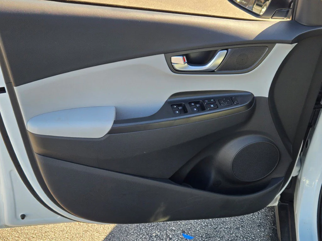Used 2023 White Hyundai SEL image 17