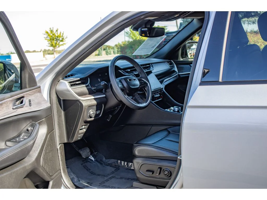 Used 2024 Silver Zynith Jeep Limited image 29