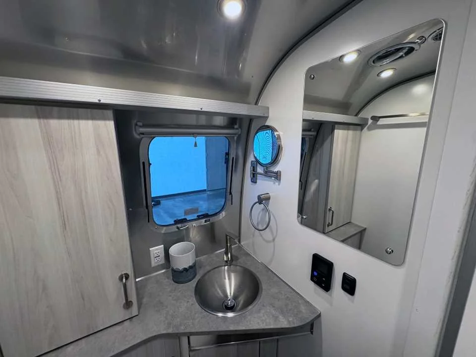 New 2027 SILVER AIRSTREAM  image 38
