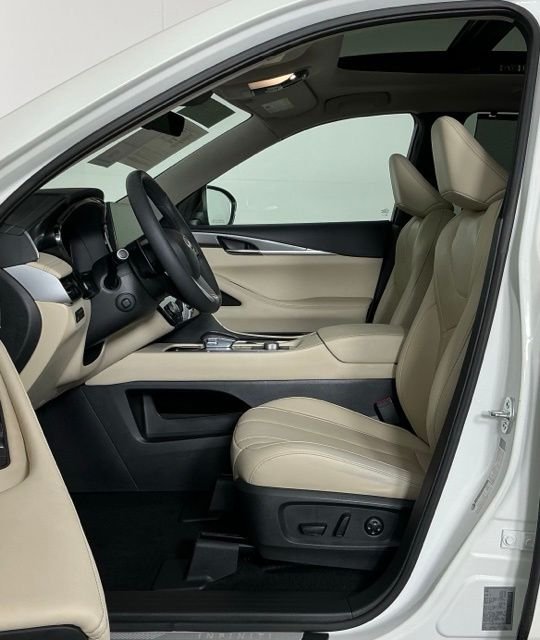 Used 2023 White INFINITI LUXE image 13