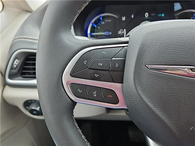 Used 2024 White Chrysler Select Front-Wheel Drive Passenger image 16