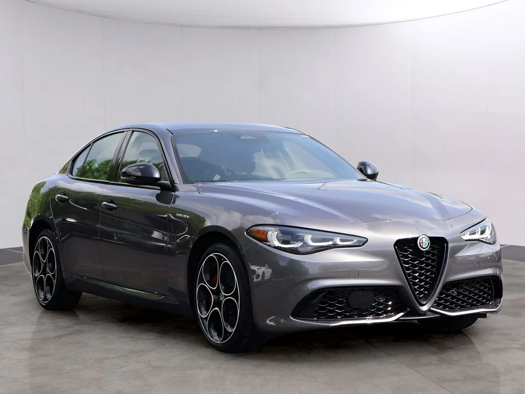 New 2026 Vesuvio Gray Metallic Alfa Romeo Base image 3