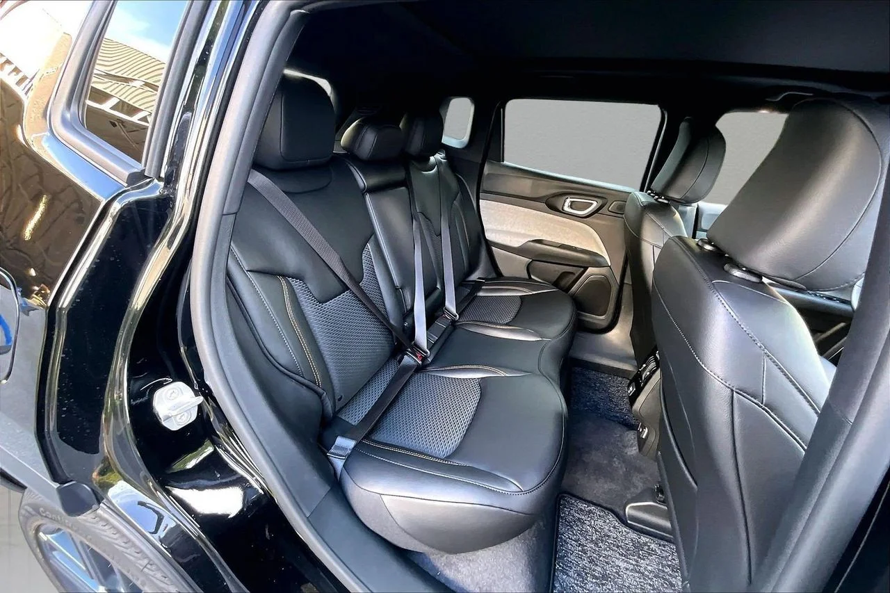 New 2026 Diamond Black Crystal Pearlcoat Jeep Latitude image 18