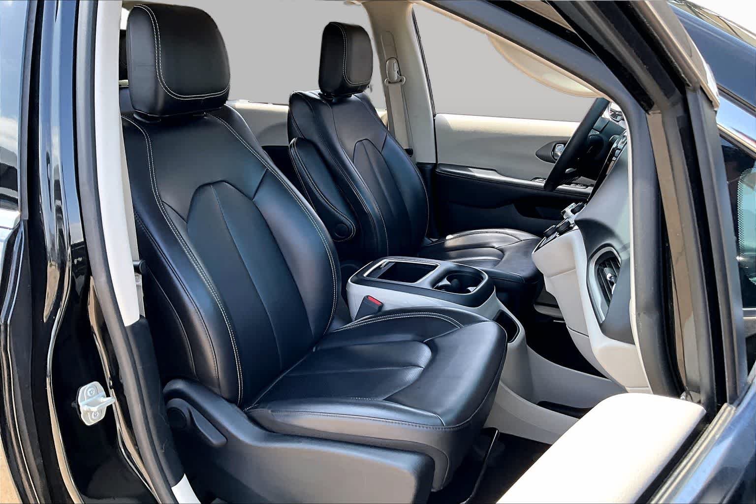 Used 2023 Brilliant Black Crystal Pearlcoat Chrysler Touring L image 9