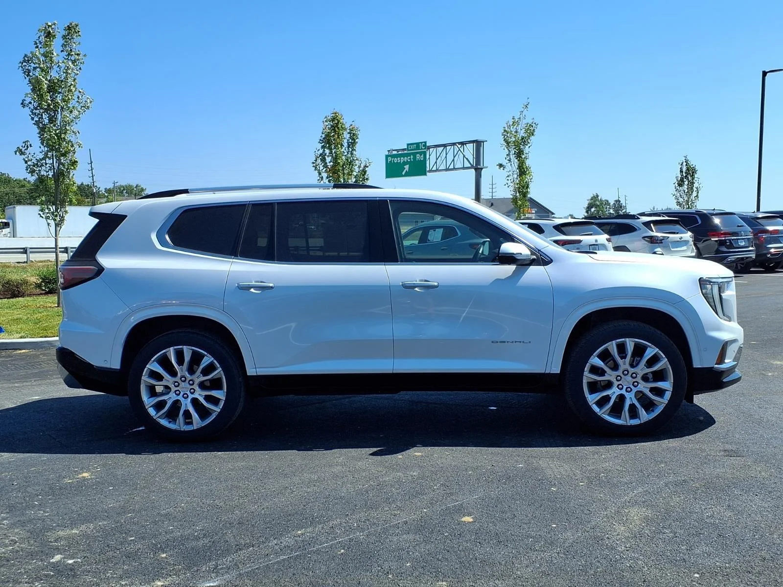 Used 2024 White Frost Tricoat GMC FWD Denali image 27