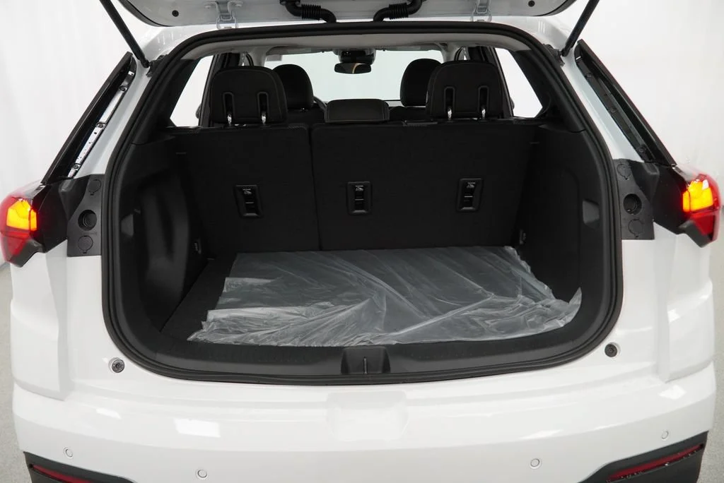 New 2027 Summit White Chevrolet LT image 24