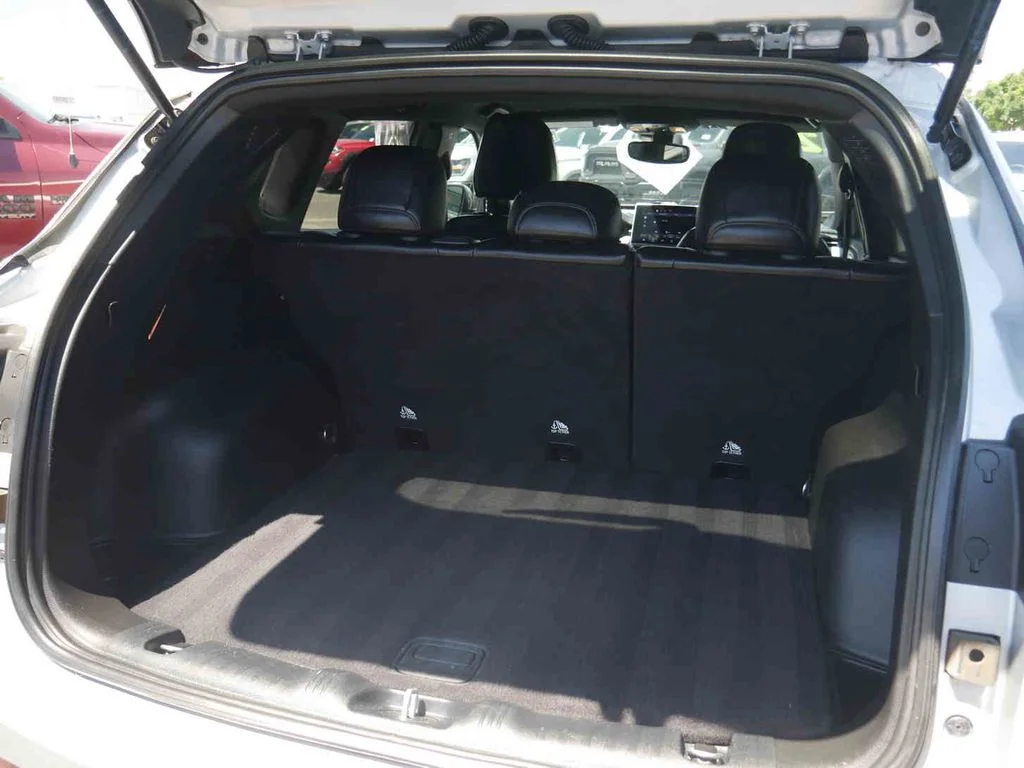 Used 2024 Silver Jeep Latitude image 9