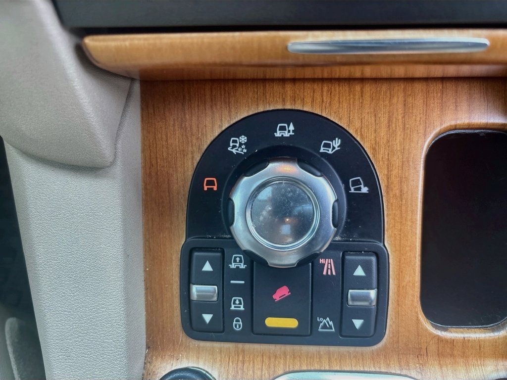 Used 2012 White Land Rover V8 image 30