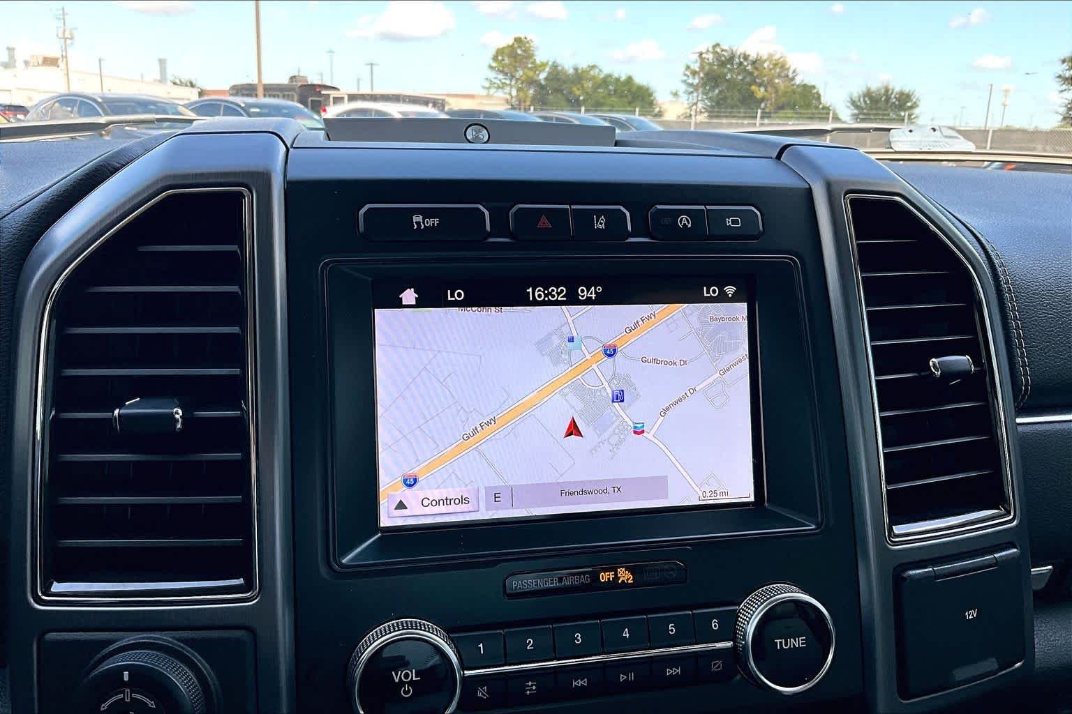 Used 2019 White Platinum Metallic Tri-Coat Ford Platinum image 33