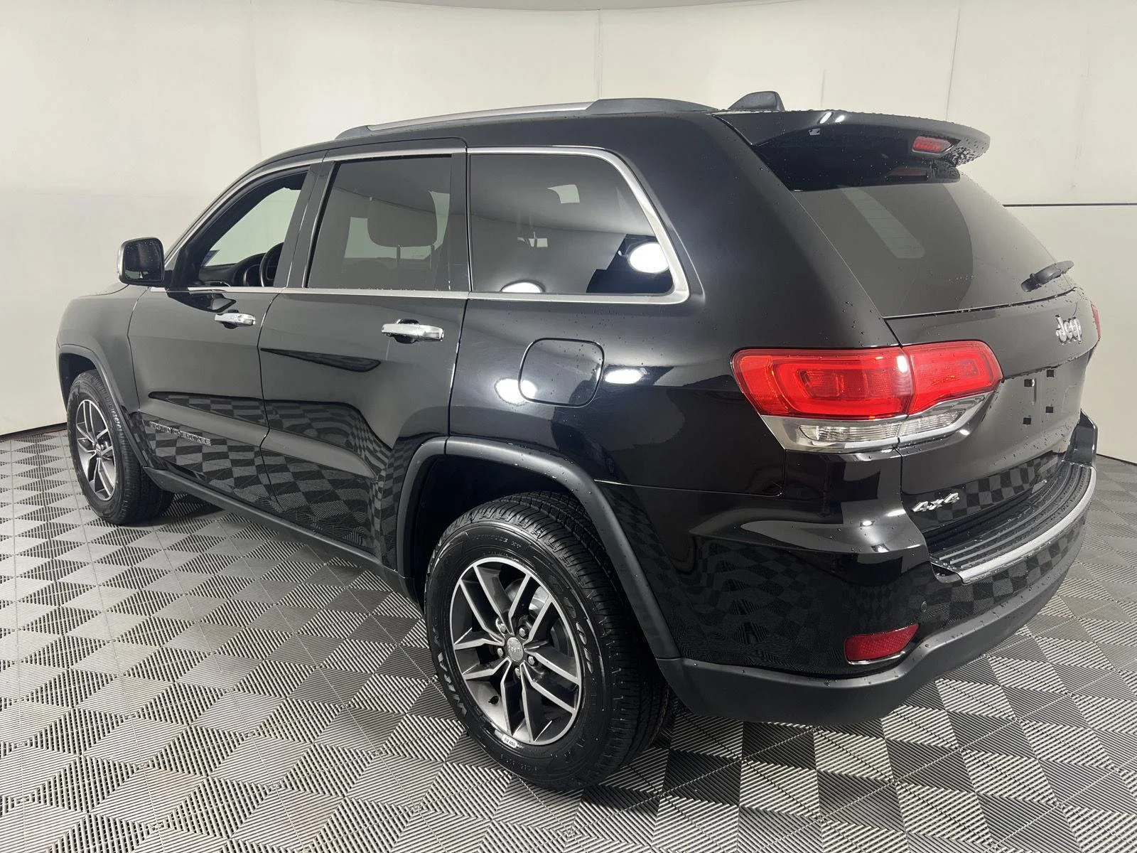 Used 2018 Diamond Black Crystal Pearlcoat Jeep Limited image 8