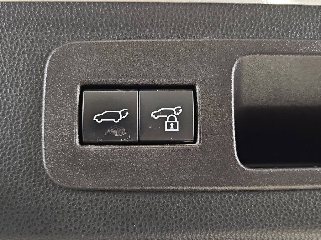 Used 2022 White Lexus 600 Premium image 16