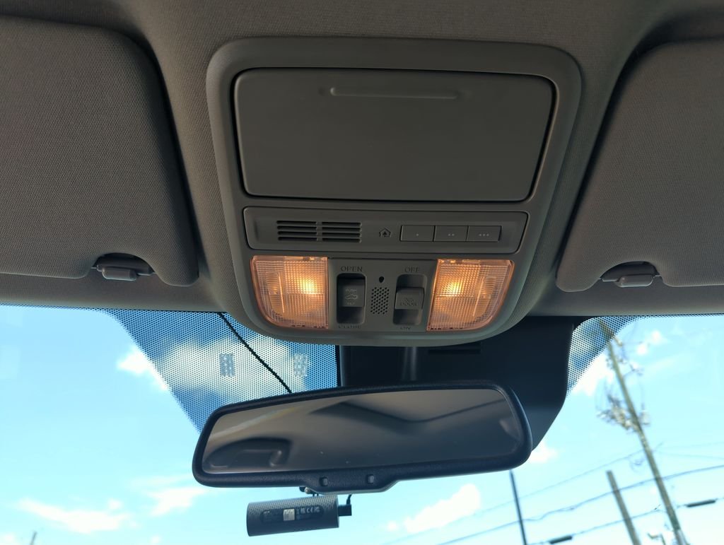 Used 2017  Honda Touring image 27