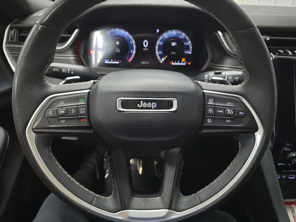 Used 2023 White Jeep Altitude image 18