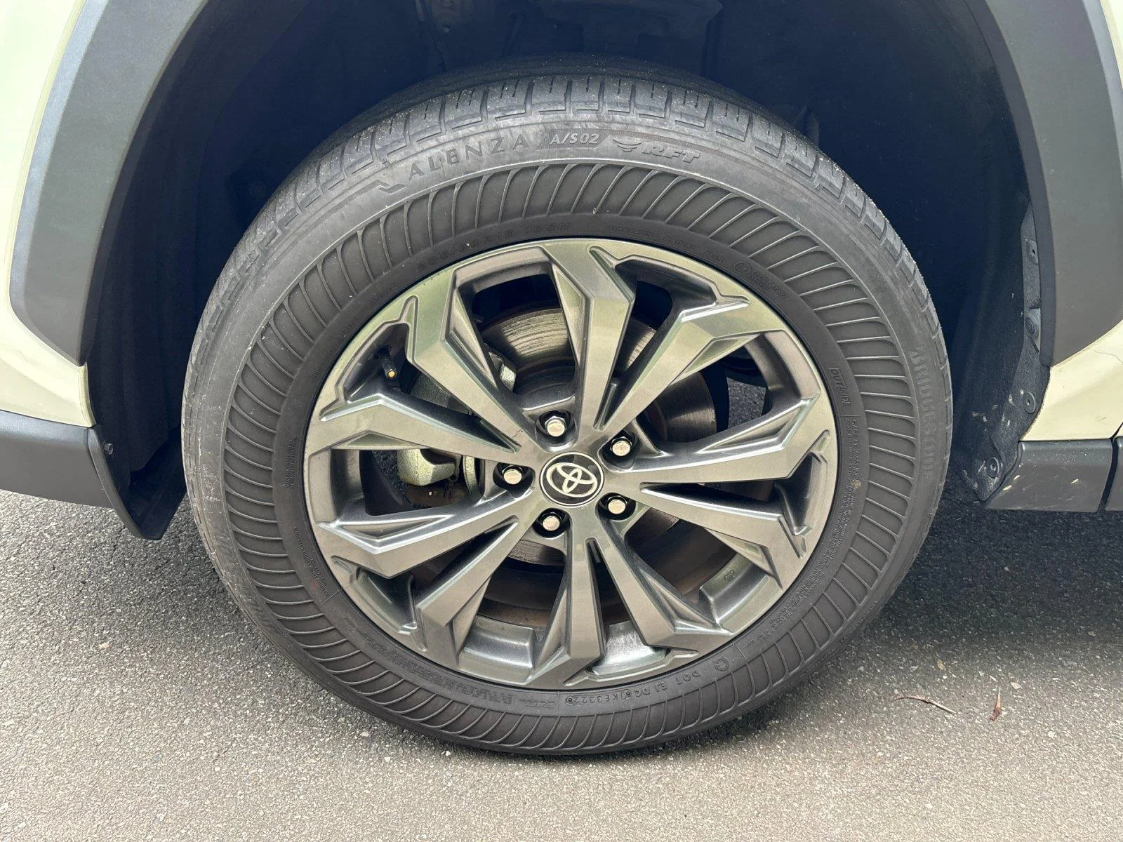 Used 2023 Wind Chill Pearl Toyota XLE Premium image 9