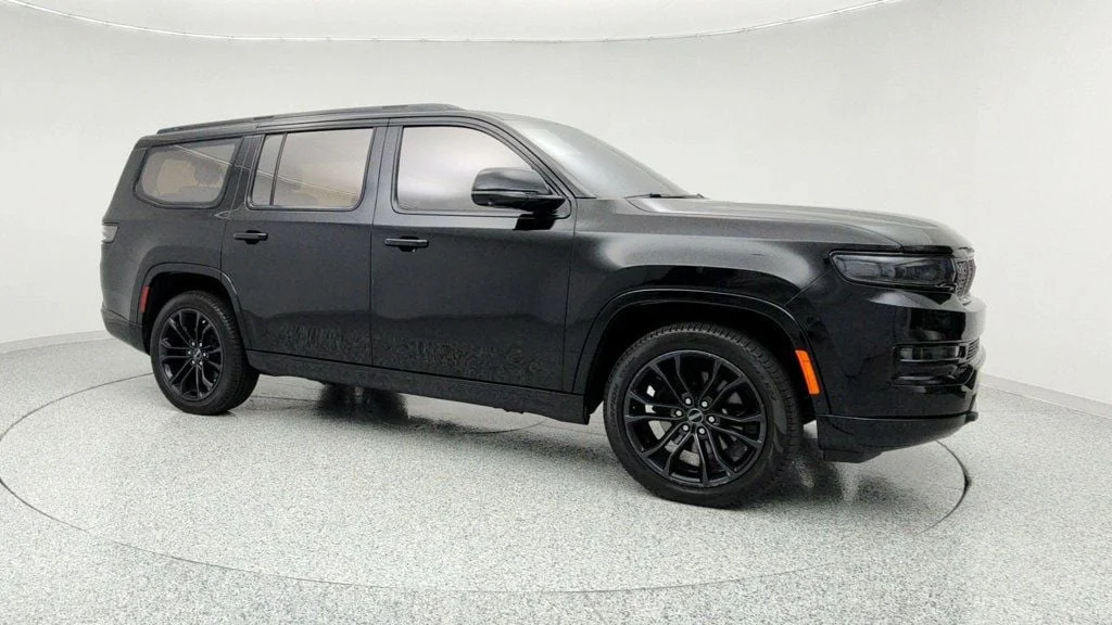 Used 2023 Diamond Black Crystal Pearlcoat Jeep Series III Obsidian 4x4 with Heavy Duty Trailer Tow Package image 3