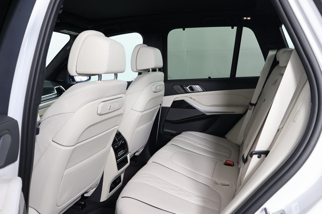 New 2026 Mineral White Metallic BMW xDrive40i image 6