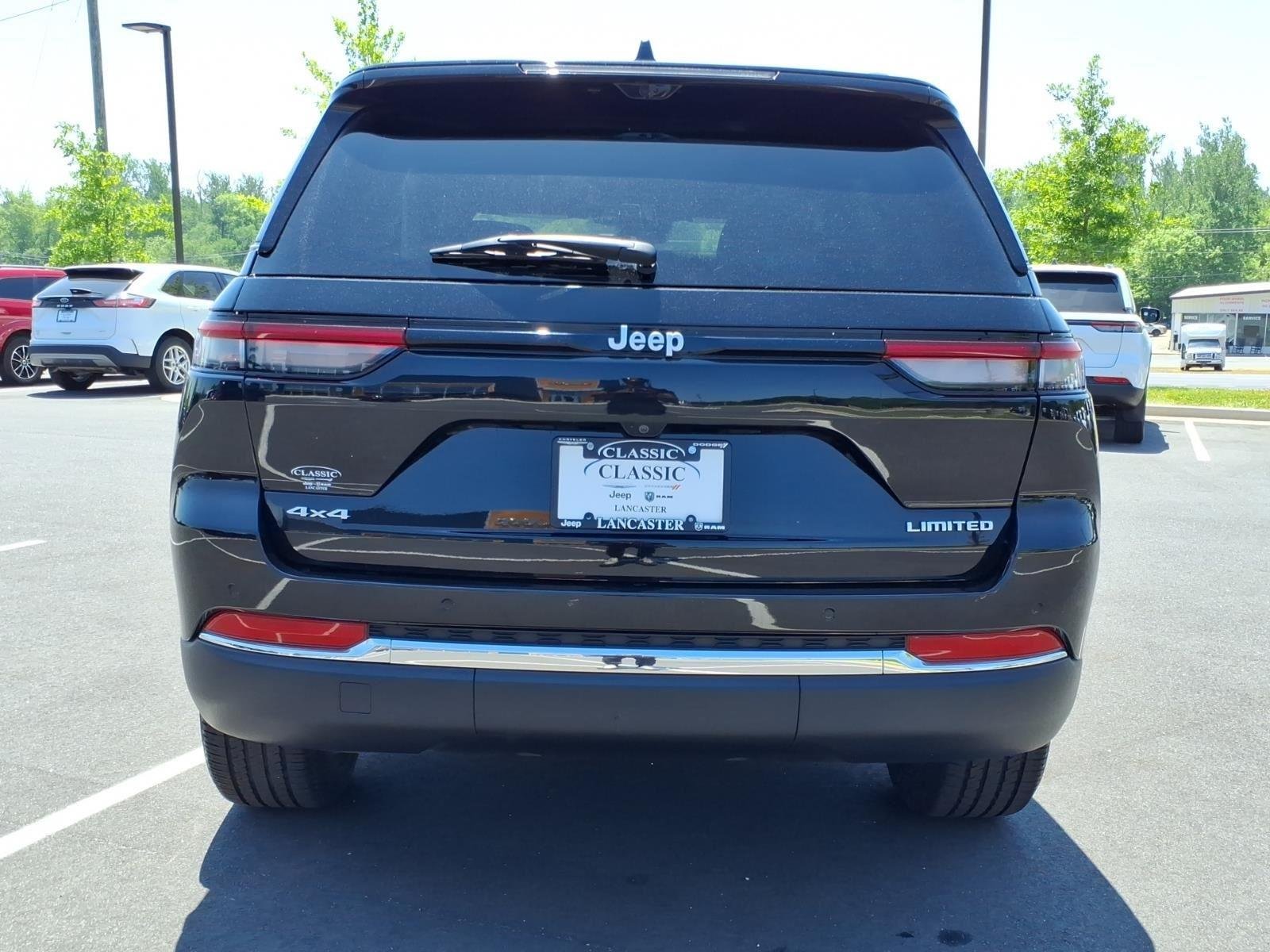 Used 2025 Diamond Black Crystal Pearlcoat Jeep Limited image 18