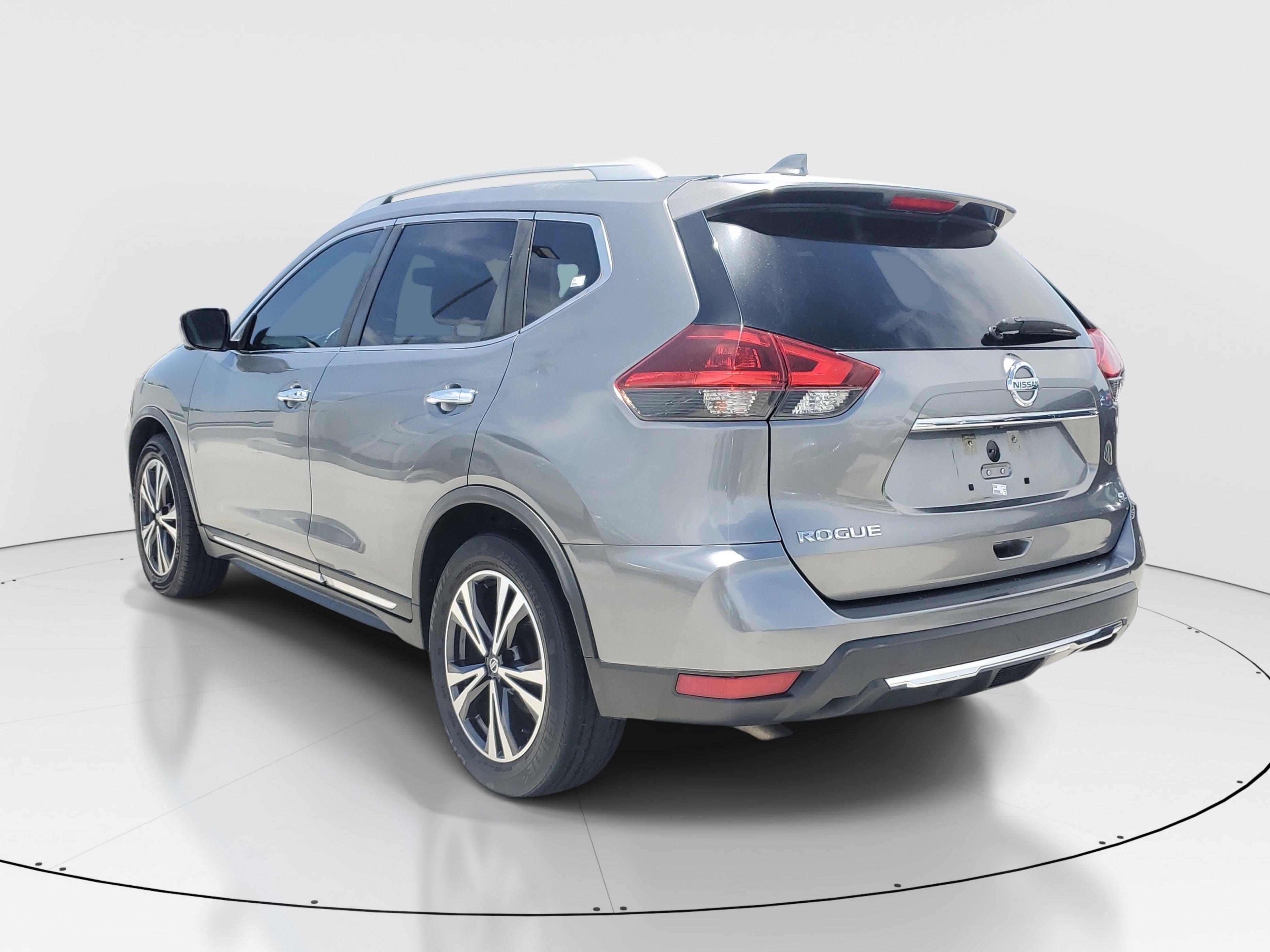Used 2018 Gun Metallic Nissan SL image 4