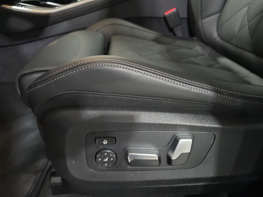 Used 2026 Skyscraper Grey Metallic BMW xDrive40i image 28