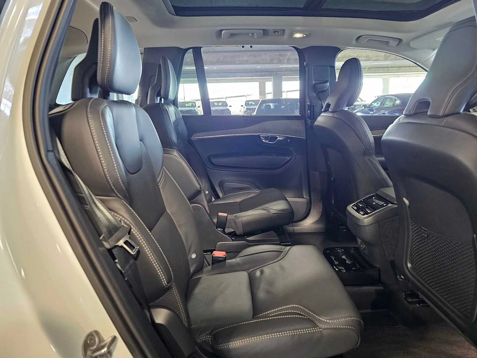 Used 2025 Crystal White Metallic Volvo Ultra image 27