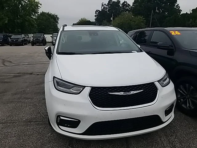 Used 2023 White Chrysler Limited image 7