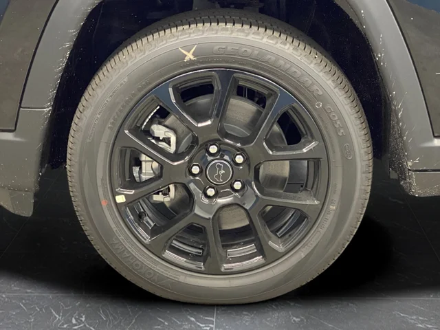 New 2026 Diamond Black Crystal Pearlcoat Jeep Latitude image 37