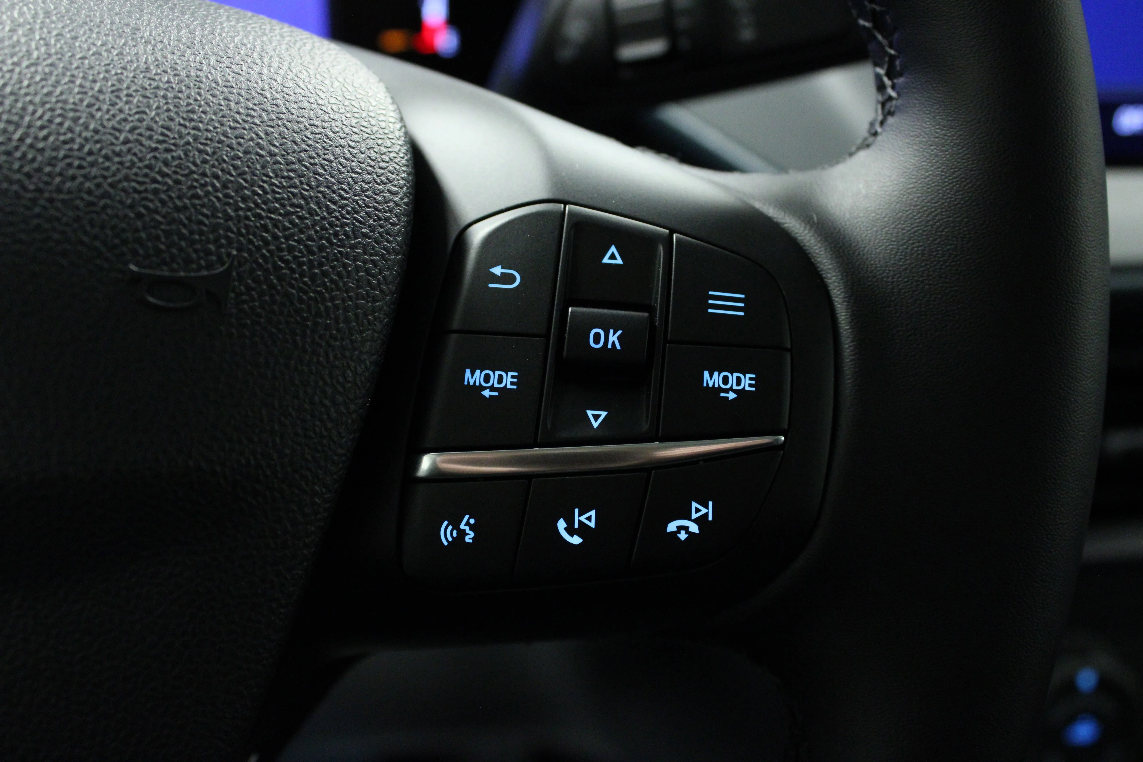 New 2025 Azure Gray Metallic Tri-Coat Ford Lariat® image 21