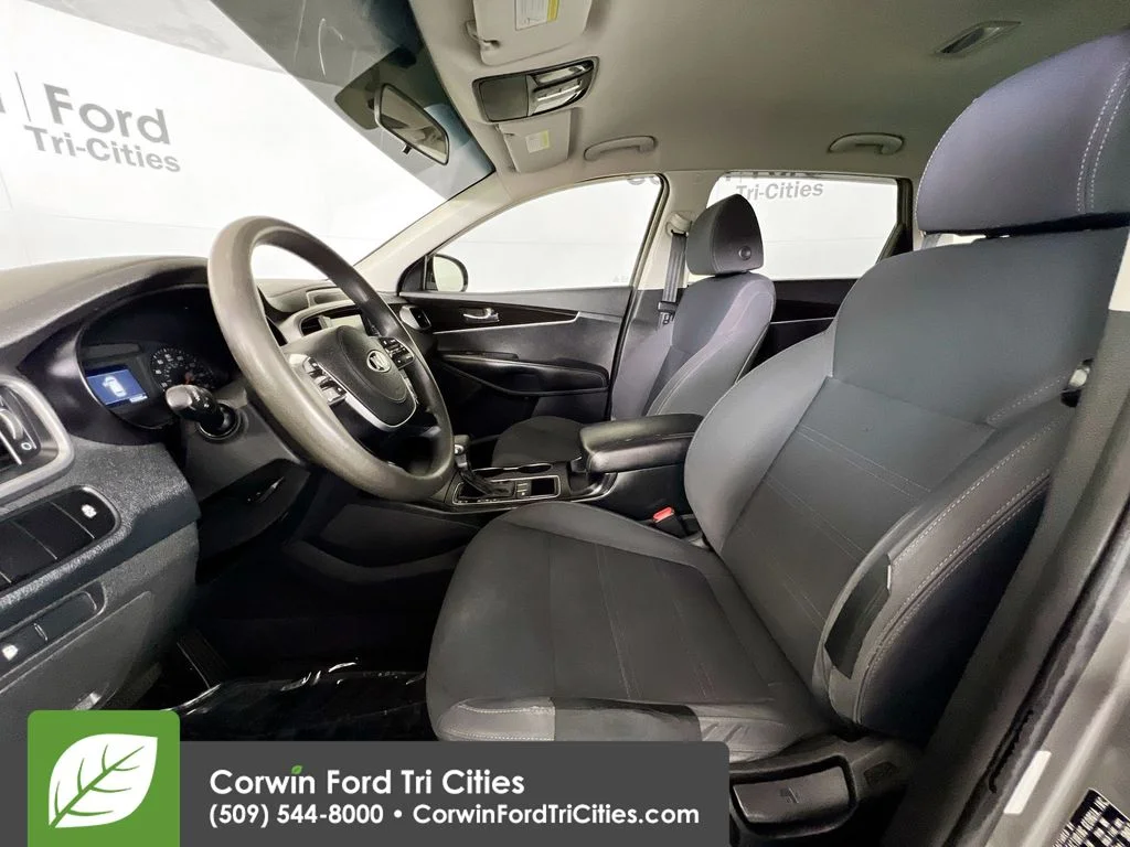 Used 2019 Titanium Silver Kia L image 23