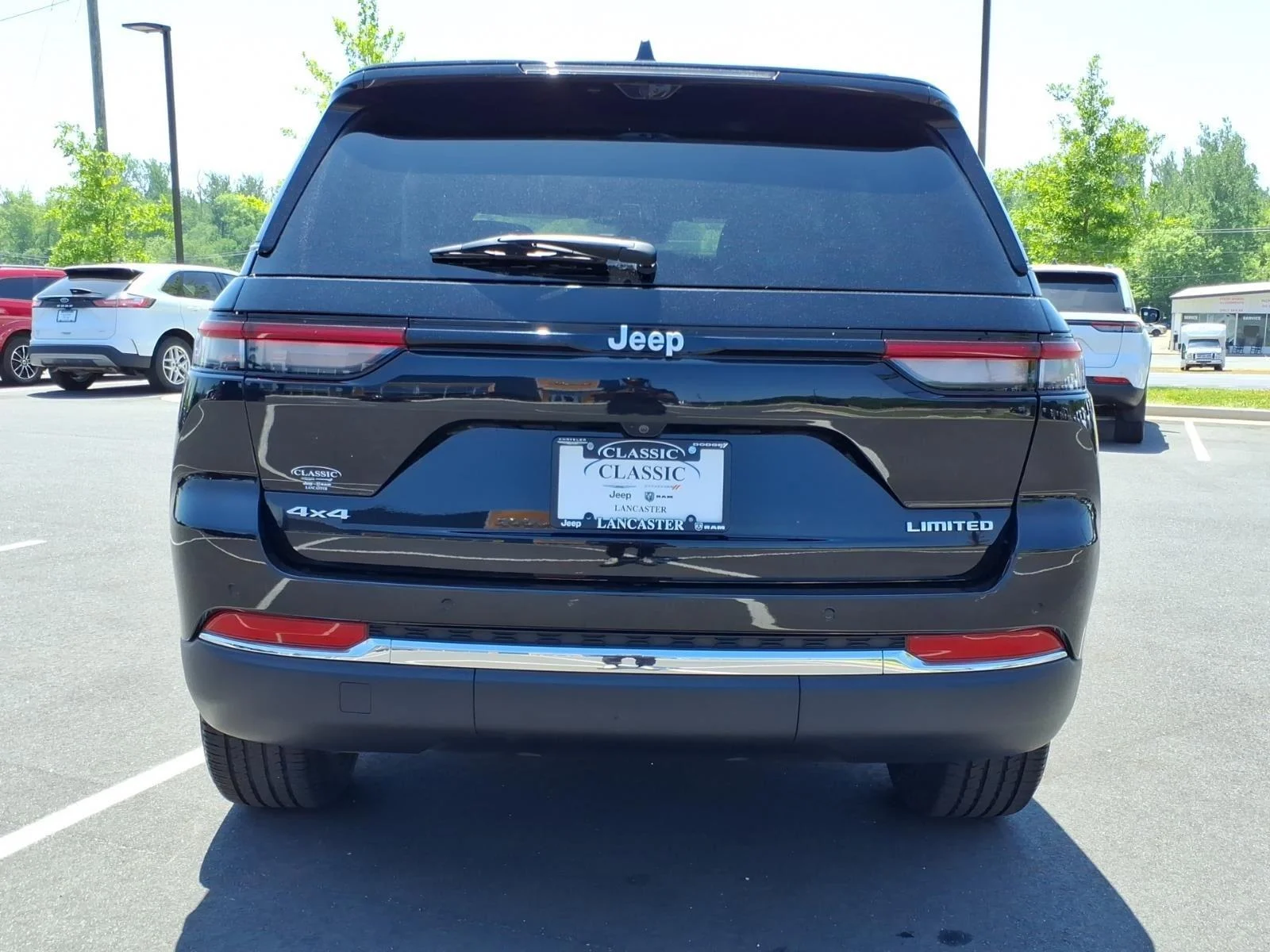 Used 2025 Diamond Black Crystal Pearlcoat Jeep Limited image 18
