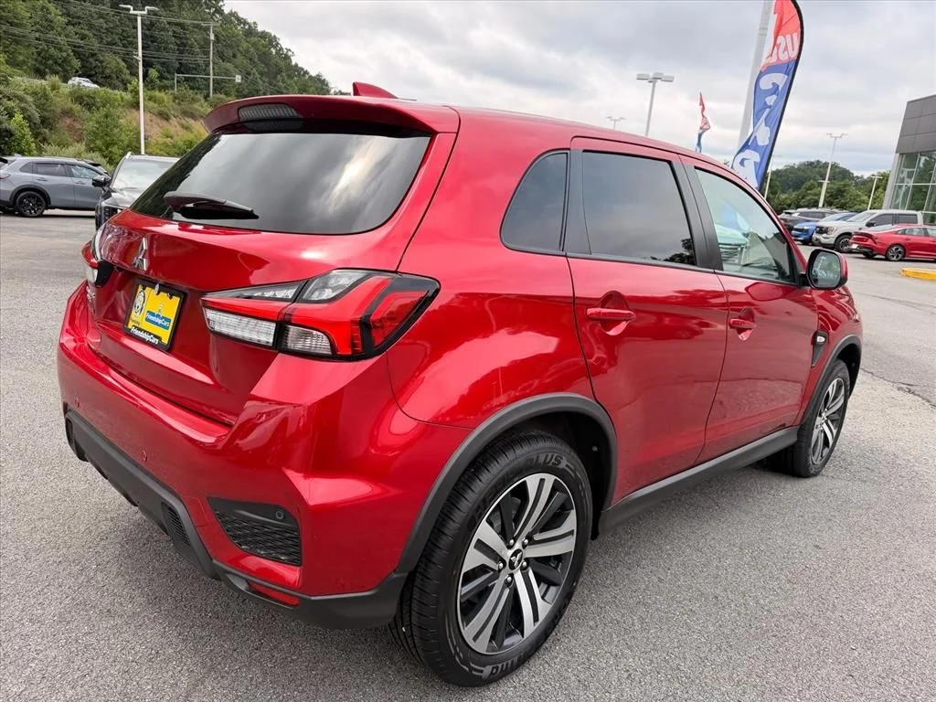 Used 2023 Red Mitsubishi  image 12