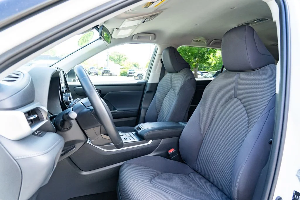 Used 2020 White Toyota LE image 21