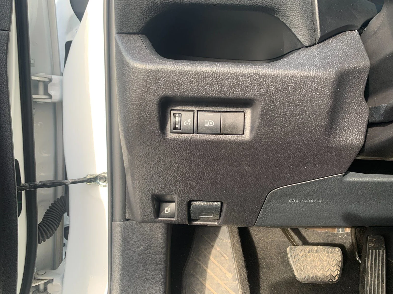 Used 2025 White Toyota XLE image 31