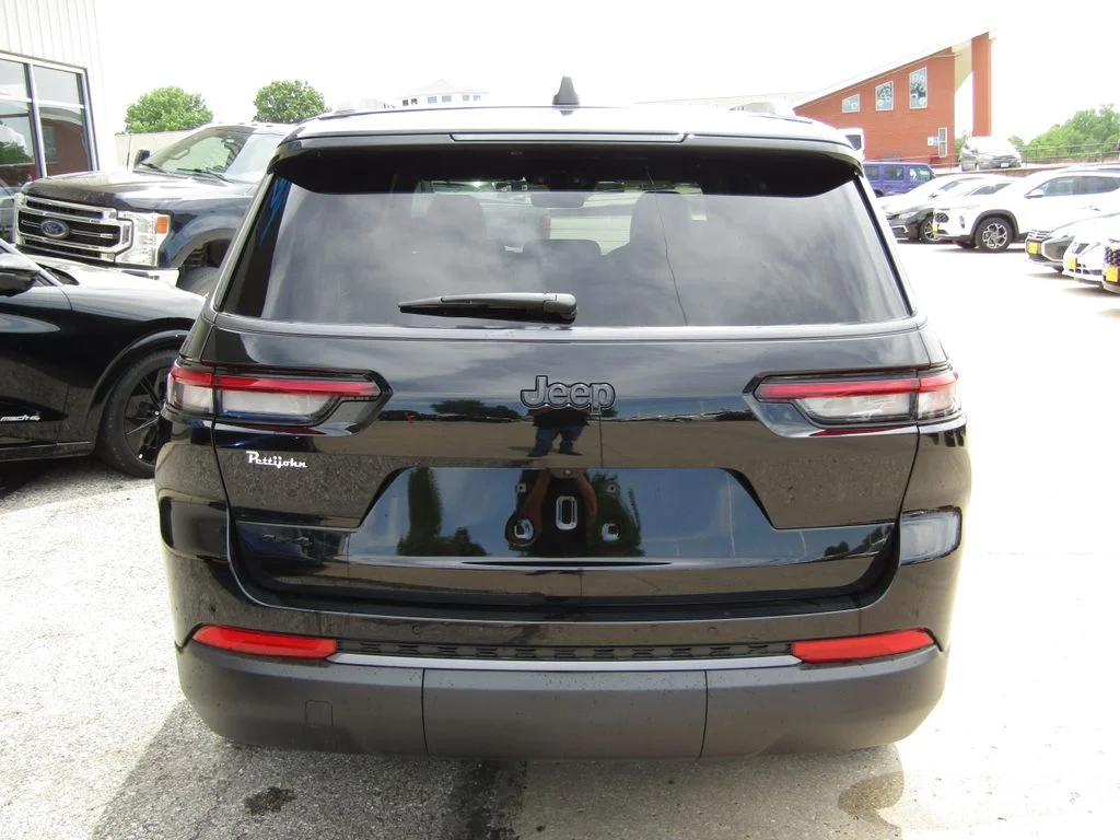 New 2026 Diamond Black Crystal Pearlcoat Jeep Altitude image 4