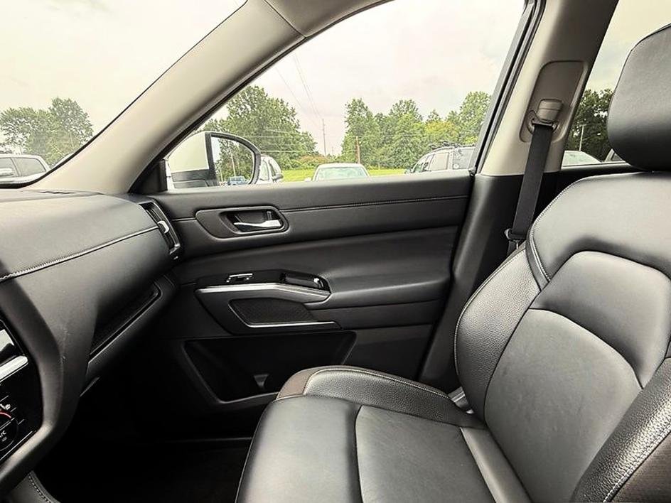 Used 2022 White Nissan SL image 11